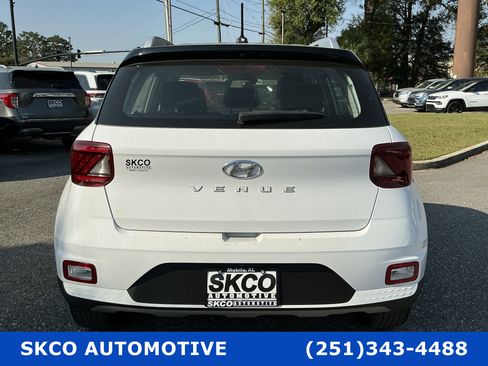 Used 2023 Hyundai Venue Limited image 4