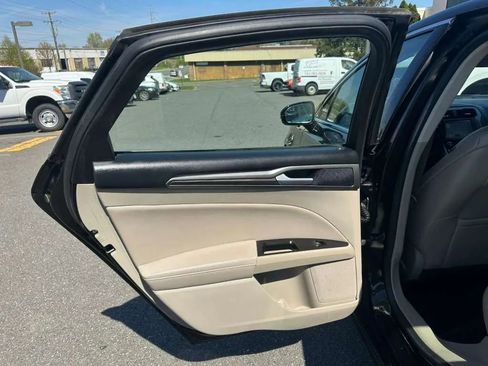 Used 2017 Ford Fusion SE w/ Fusion SE Technology Package image 18