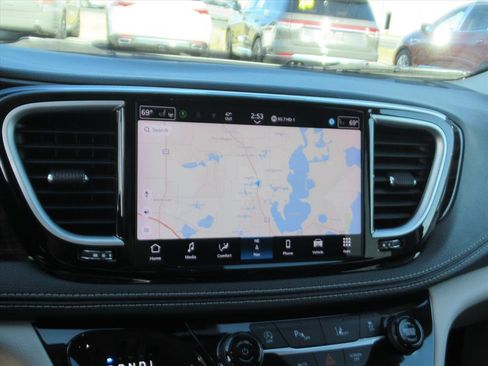 Used 2024 Chrysler Pacifica Limited image 22