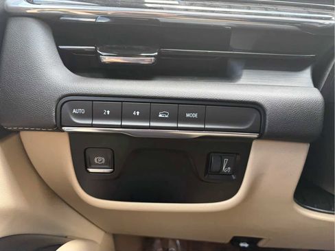 Used 2021 Cadillac Escalade Premium Luxury AWD/4WD image 13