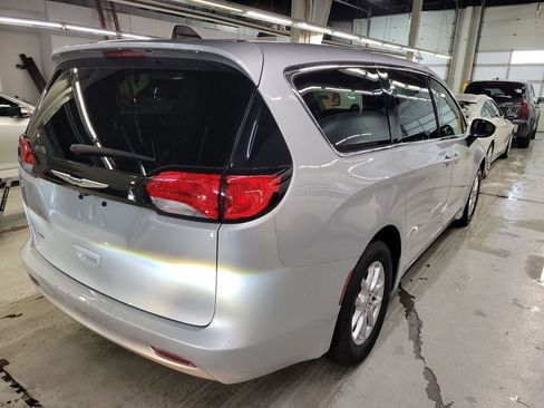 Used 2023 Chrysler Voyager LX image 3