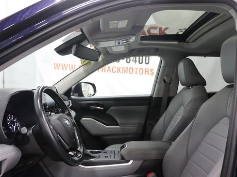 Used 2021 Toyota Highlander XLE AWD/4WD image 14