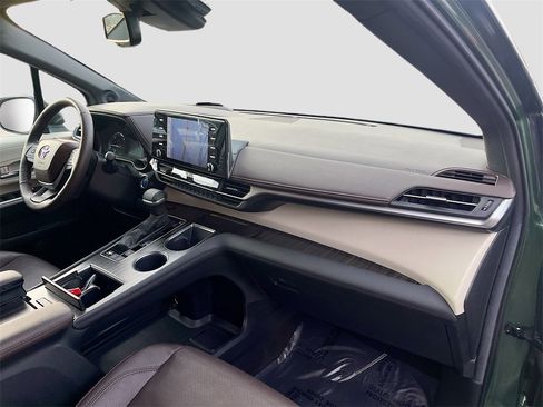 Used 2024 Toyota Sienna Platinum image 32