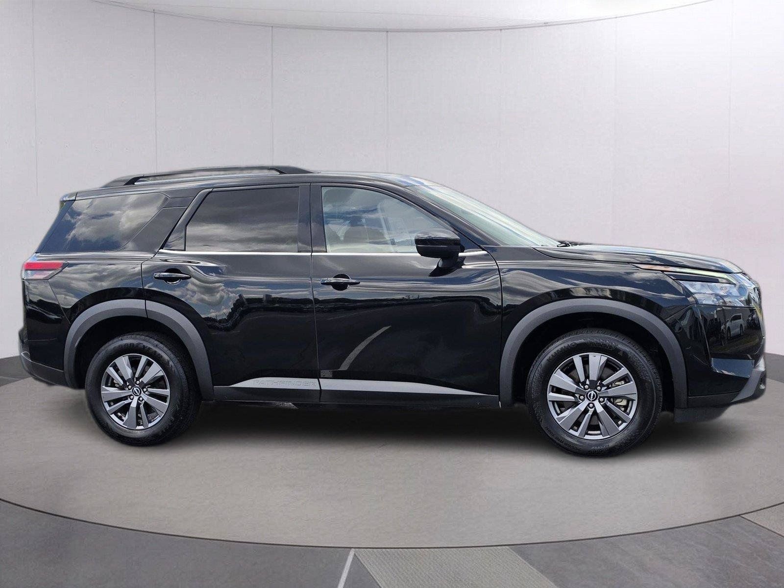 Used 2025 Nissan Pathfinder SV FWD image 6