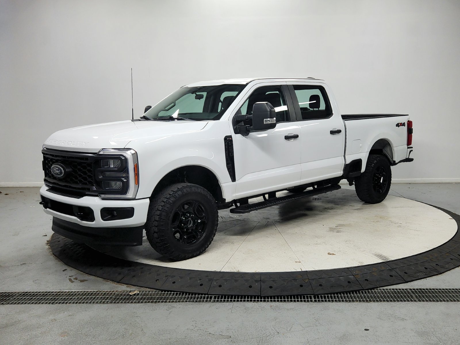 Used 2023 Ford F250 XL w/ STX Appearance Package AWD/4WD image 4