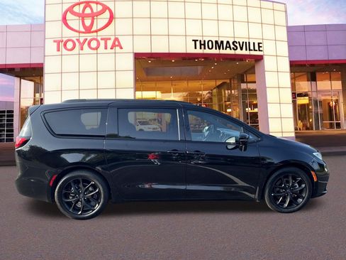 Used 2025 Chrysler Pacifica Limited FWD image 4