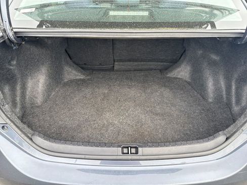 Used 2018 Toyota Corolla LE FWD image 15