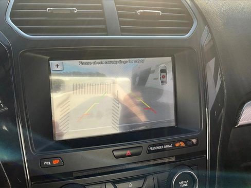 Used 2018 Ford Explorer XLT w/ XLT Technology Feature Bundle image 14