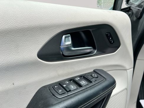 Used 2023 Chrysler Pacifica Touring-L FWD image 24