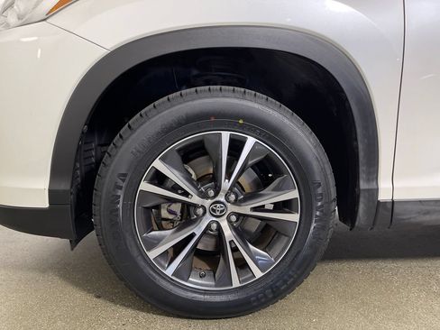 Used 2019 Toyota Highlander LE FWD image 11