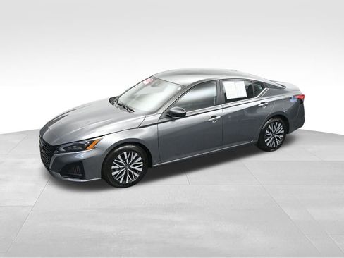 Used 2025 Nissan Altima 2.5 SV FWD image 32