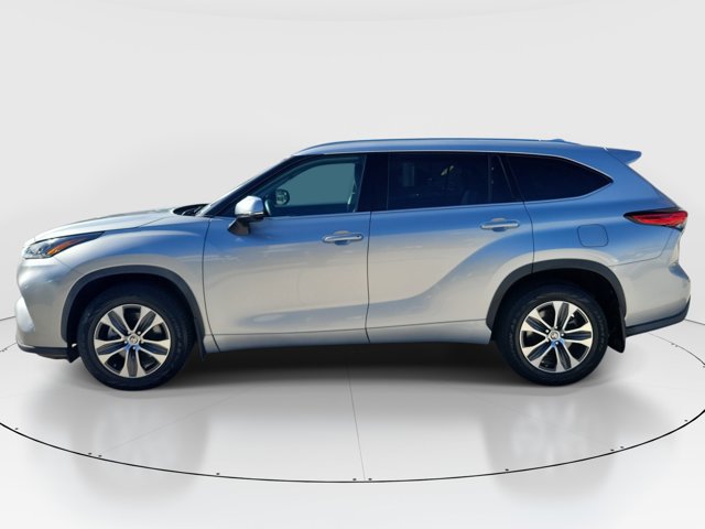 Used 2021 Toyota Highlander XLE AWD/4WD image 4