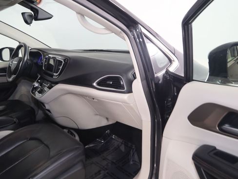 Used 2018 Chrysler Pacifica Touring-L FWD image 39