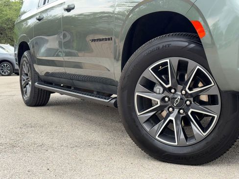 Used 2023 Chevrolet Suburban Z71 w/ Luxury Package image 2