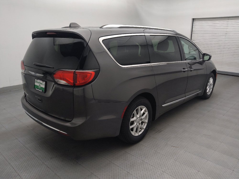Used 2020 Chrysler Pacifica Touring-L FWD image 9