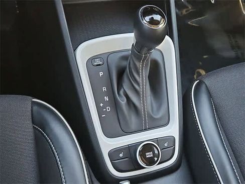 Used 2022 Hyundai Venue Limited image 30