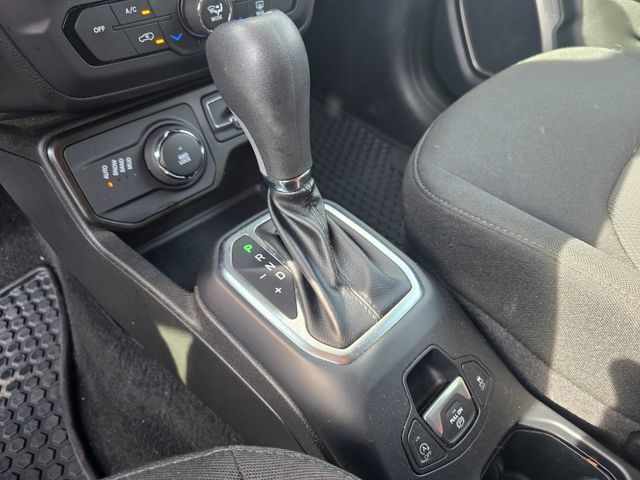 Used 2023 Jeep Renegade Latitude AWD/4WD image 18