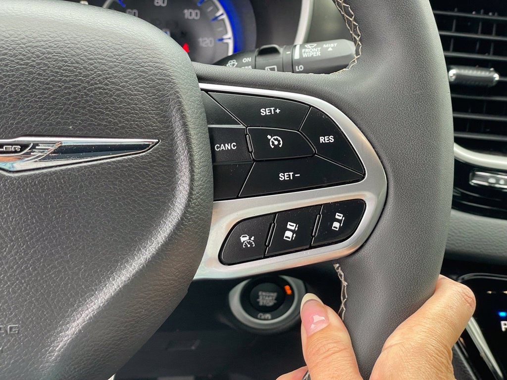 Used 2026 Chrysler Pacifica Select FWD image 17