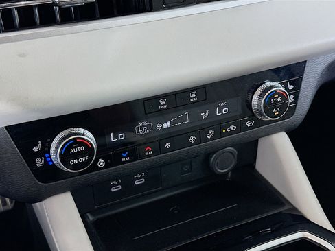 Used 2025 Mitsubishi Outlander SEL image 24