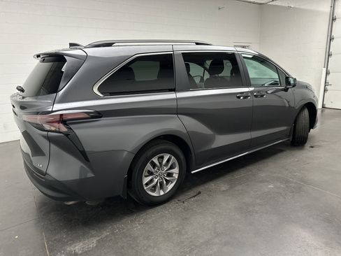 Used 2025 Toyota Sienna LE image 9