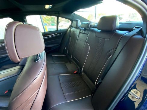 Used 2020 BMW M550i xDrive w/ Dynamic Handling Package image 21