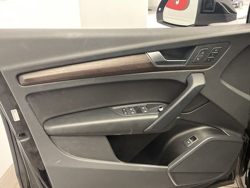 Used 2023 Audi Q5 2.0T Premium w/ Convenience Package image 9