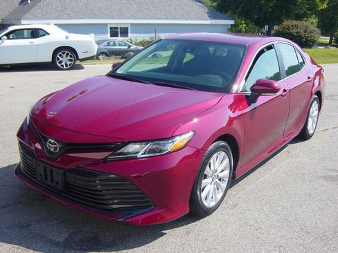 Used 2018 Toyota Camry LE w/ Convenience Package FWD image 1