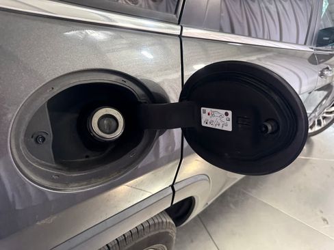 Used 2019 Jeep Cherokee Latitude Plus FWD image 15