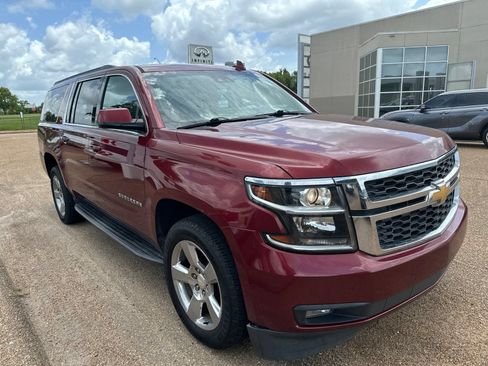 Used 2020 Chevrolet Suburban LT w/ Luxury Package RWD image 3
