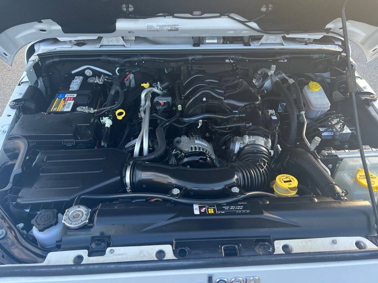 Used 2018 Jeep Wrangler Sahara w/ Connectivity Group AWD/4WD image 36