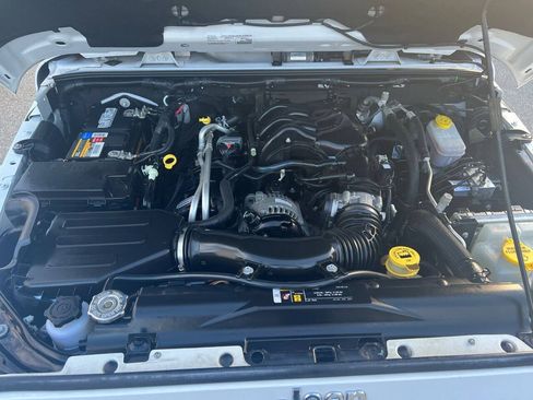 Used 2018 Jeep Wrangler Sahara w/ Connectivity Group AWD/4WD image 36