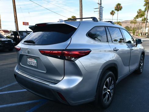 Used 2022 Toyota Highlander XLE FWD image 11