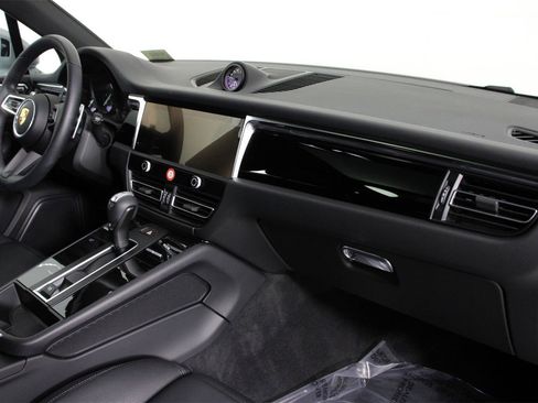 Used 2025 Porsche Macan image 24