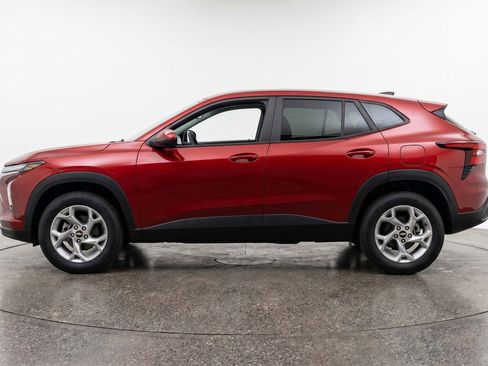 Used 2025 Chevrolet Trax LT FWD image 3