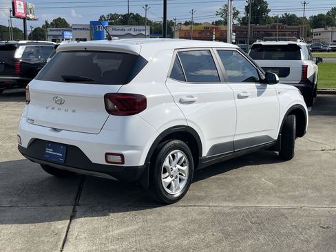 Certified 2025 Hyundai Venue SE FWD image 3