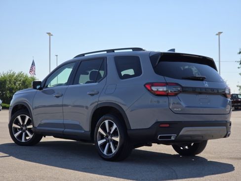 Used 2025 Honda Pilot Touring image 17