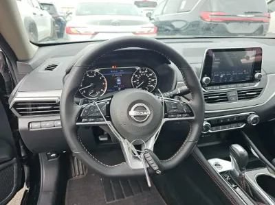 Used 2025 Nissan Altima 2.5 SR FWD image 9