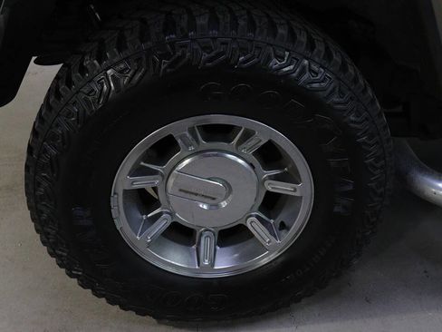 Used 2005 HUMMER H2 SUT w/ Preferred Equipment Group image 20