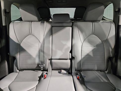 Used 2021 Toyota Highlander XLE image 13