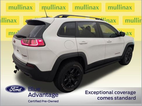 Used 2020 Jeep Cherokee Trailhawk image 3