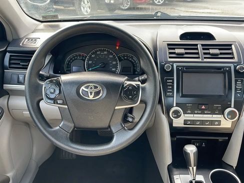 Used 2014 Toyota Camry L image 11