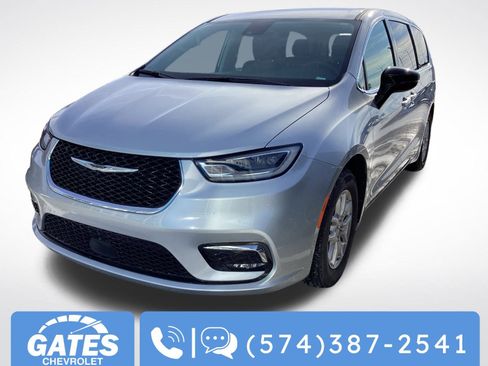 Used 2024 Chrysler Pacifica Touring-L image 7