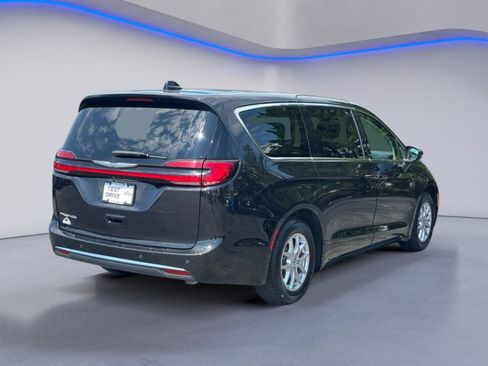 Used 2023 Chrysler Pacifica Touring-L FWD image 6