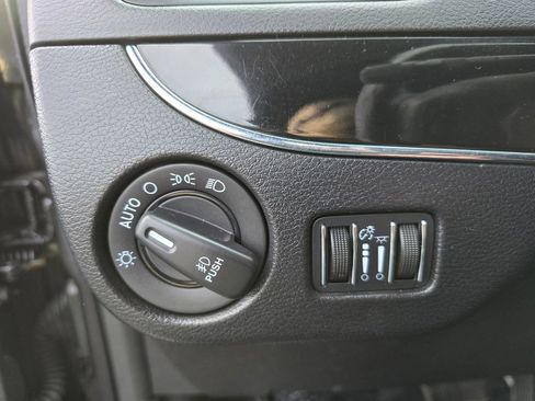 Used 2016 Chrysler Town & Country S w/ Driver Convenience Group image 27