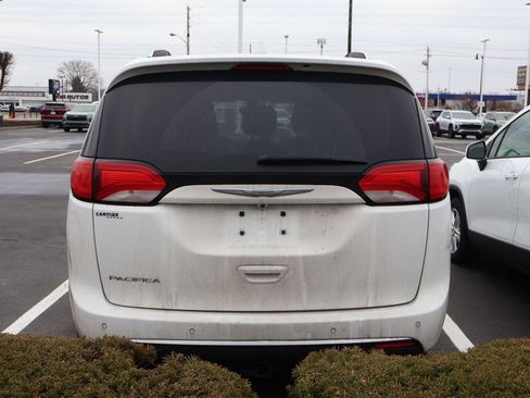 Used 2017 Chrysler Pacifica Touring-L Plus w/ Tire & Wheel Group image 8