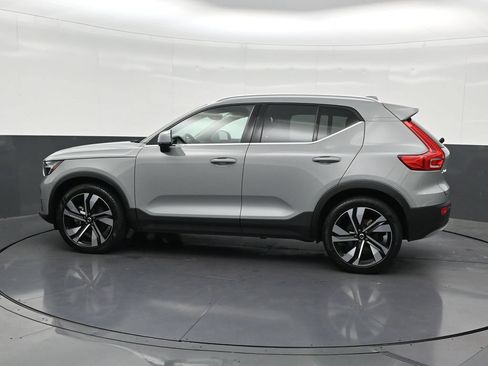 Used 2024 Volvo XC40 B5 Plus AWD/4WD image 2