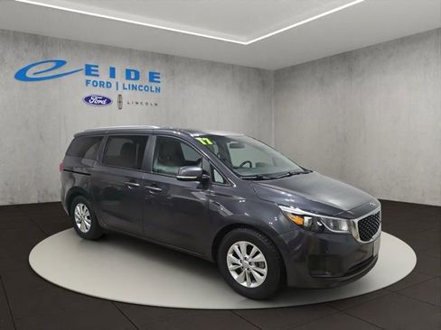 Used 2017 Kia Sedona LX w/ LX Essentials Premium Package image 1