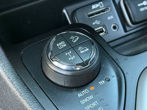Used 2017 Jeep Cherokee Trailhawk w/ Comfort/Convenience Group AWD/4WD image 22