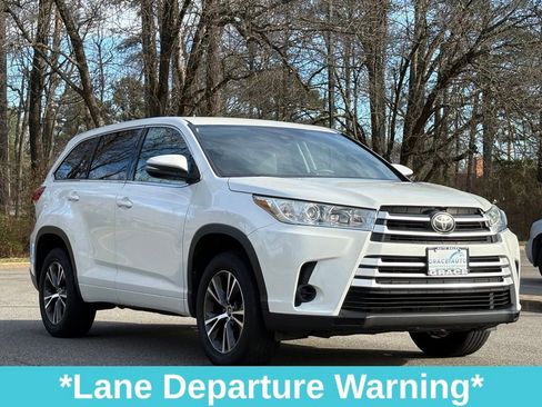 Used 2017 Toyota Highlander LE image 11