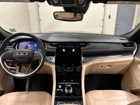 Used 2024 Jeep Grand Cherokee Limited w/ Black Appearance Package AWD/4WD image 18
